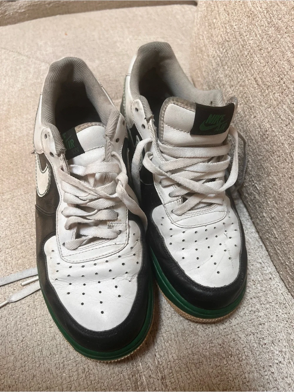 Nike Low-Top Sneakers in White, Black & Green *Rare* Sz 9.5 Air Force 1
